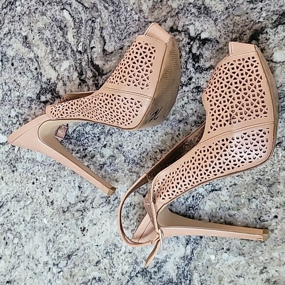 4 Pairs of Heels - Picture 13 of 16